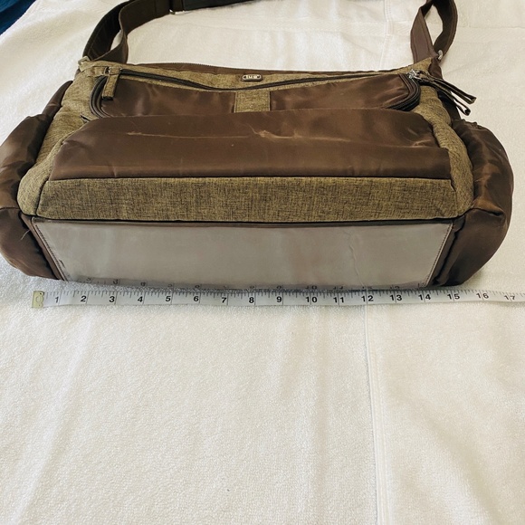 LUG Hula Hoop Diaper / Duffle Bag with Shoulder Straps - Chocolate Brown - Picture 14 of 16